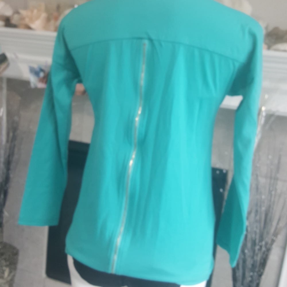 Gingersnap. Zip back tee. L
